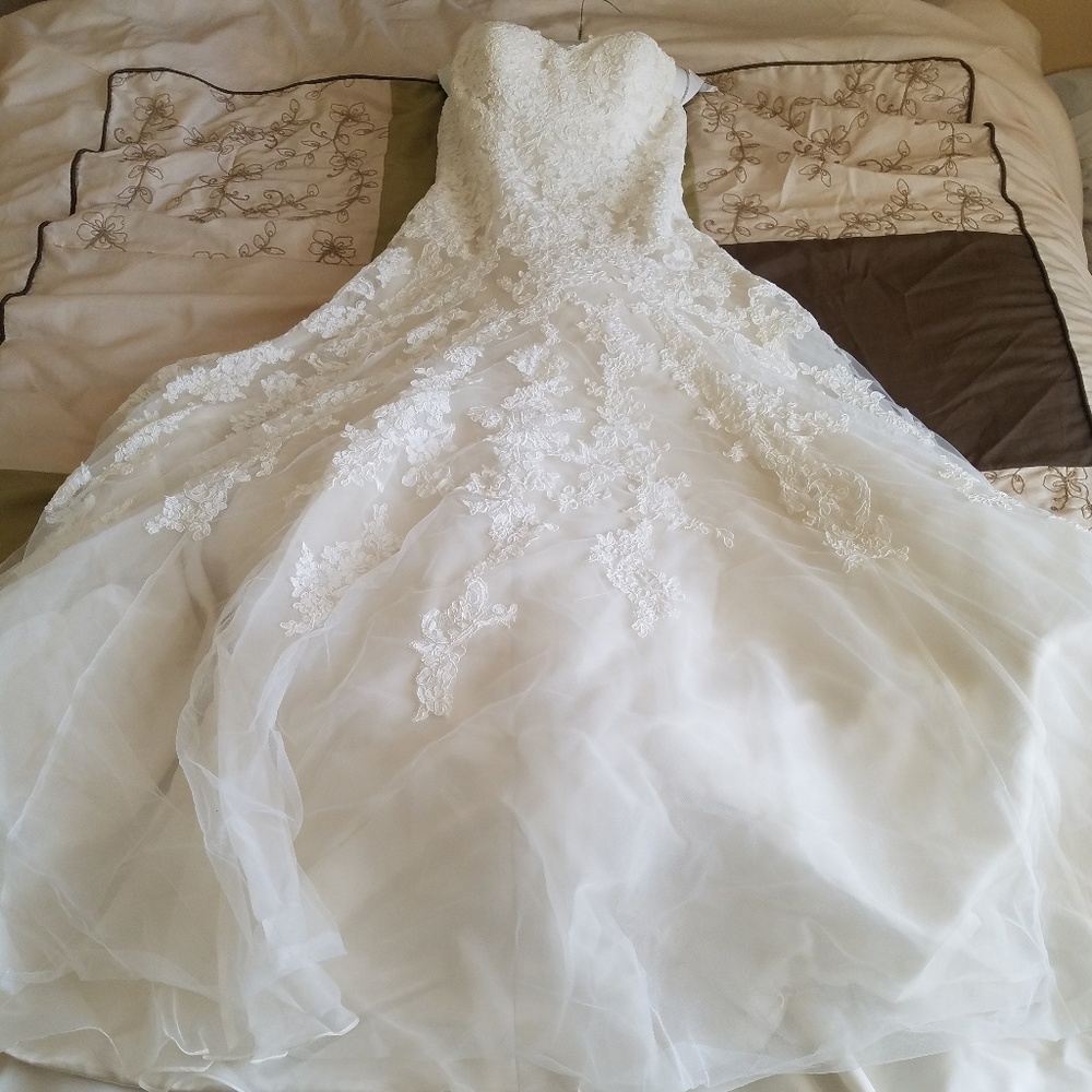 Essense of Australia Wedding Dress Style D1679